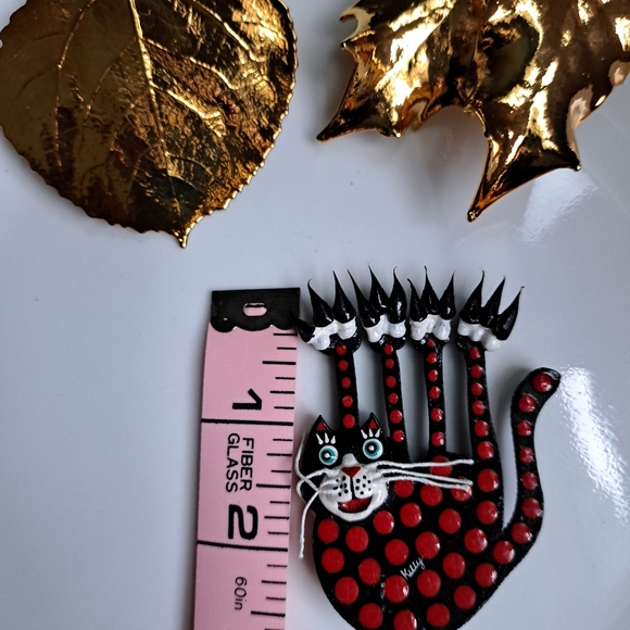 Kitchy Wooden Cat Brooch - Picture 3 of 4